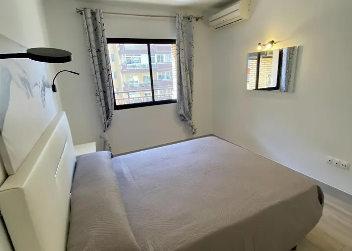 Piso En El Paseo Maritimo Фуэнхирола