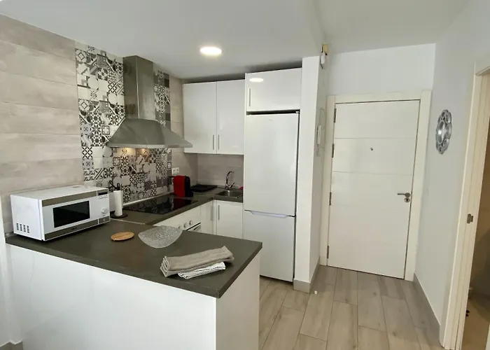 Piso En El Paseo Maritimo 公寓 丰希罗拉